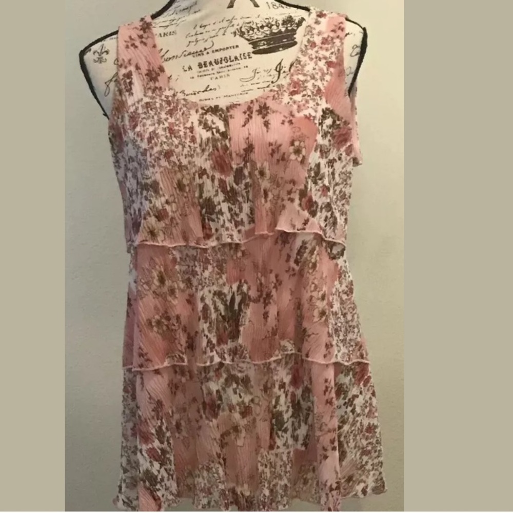 🌻Lavish Sleeveless Ruffled Top